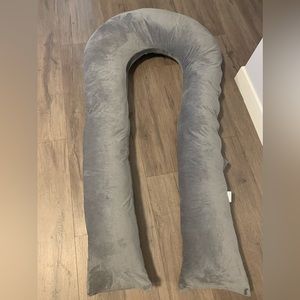 Like New - pregnancy pillow